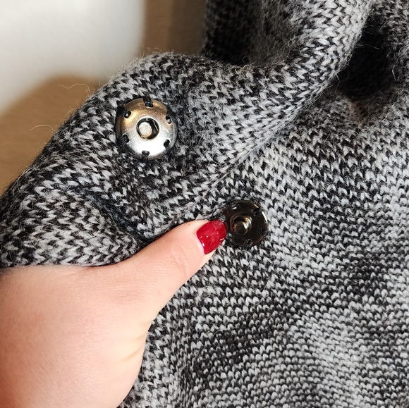 NWT Soft Surroundings Wool Alpaca Blend Black Grey Plaid Poncho Faux Fur Collar - Picture 10 of 16